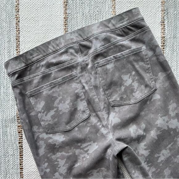 Spanx Jeanish Stone Wash Camo Ankle Leggings Women’s Size 1X - Picture 6 of 8
